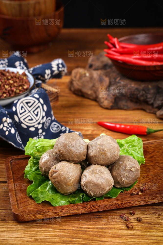 木盘上的撒尿肉丸