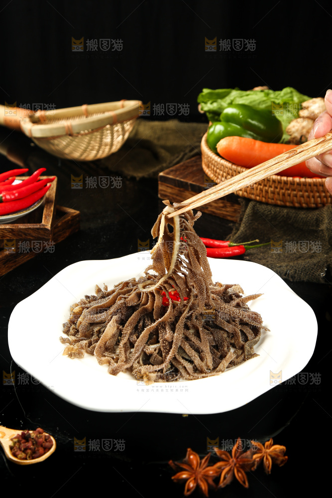 筷子上夹着牛百叶