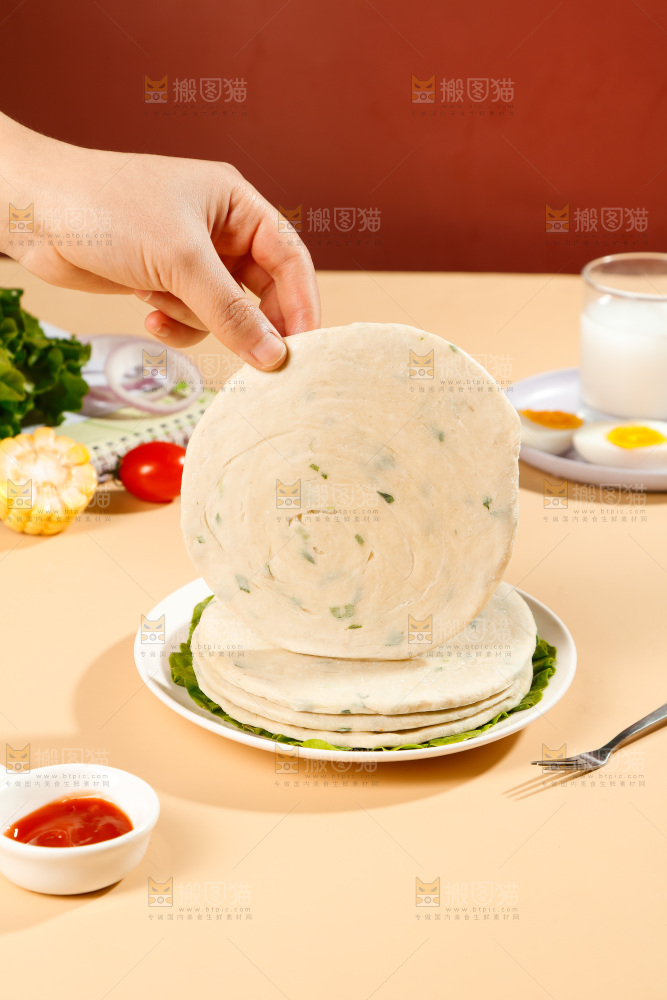 手上拿着一个手抓饼