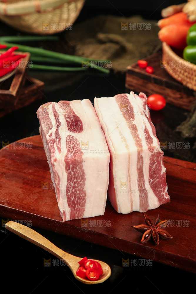 木板上放着五花咸肉