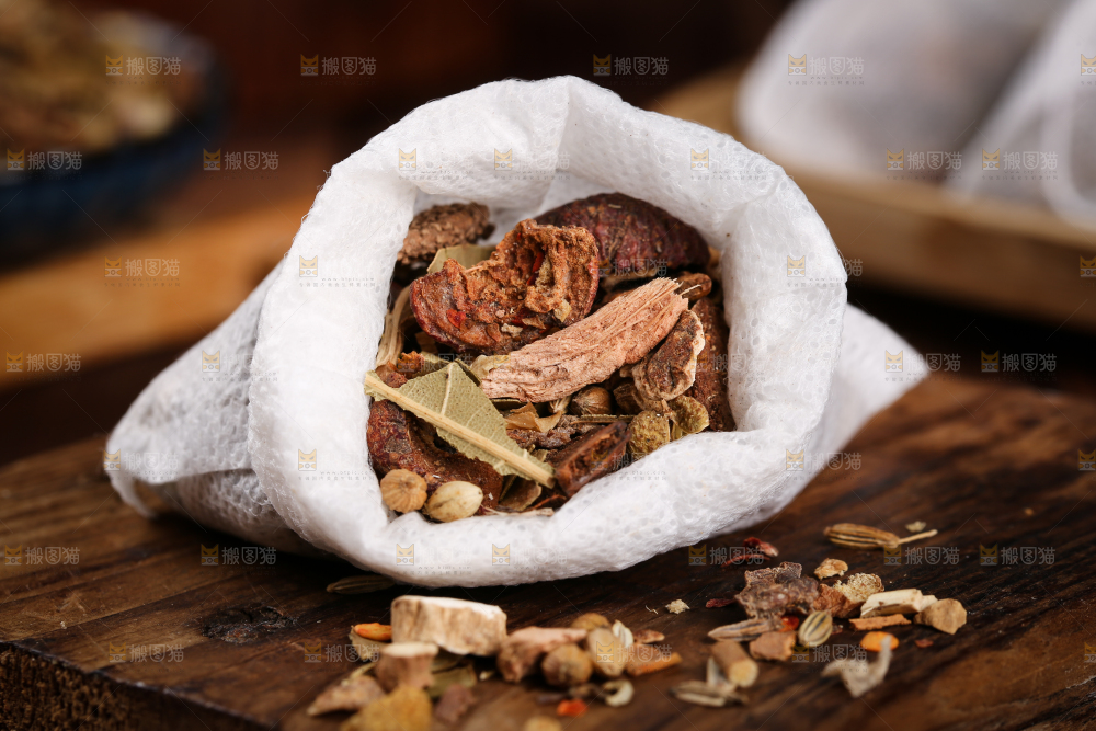 袋子里装着卤料
