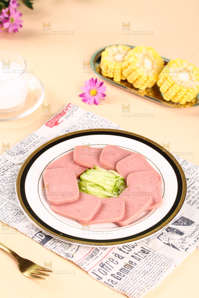 浅底上放着一盘午餐肉切块