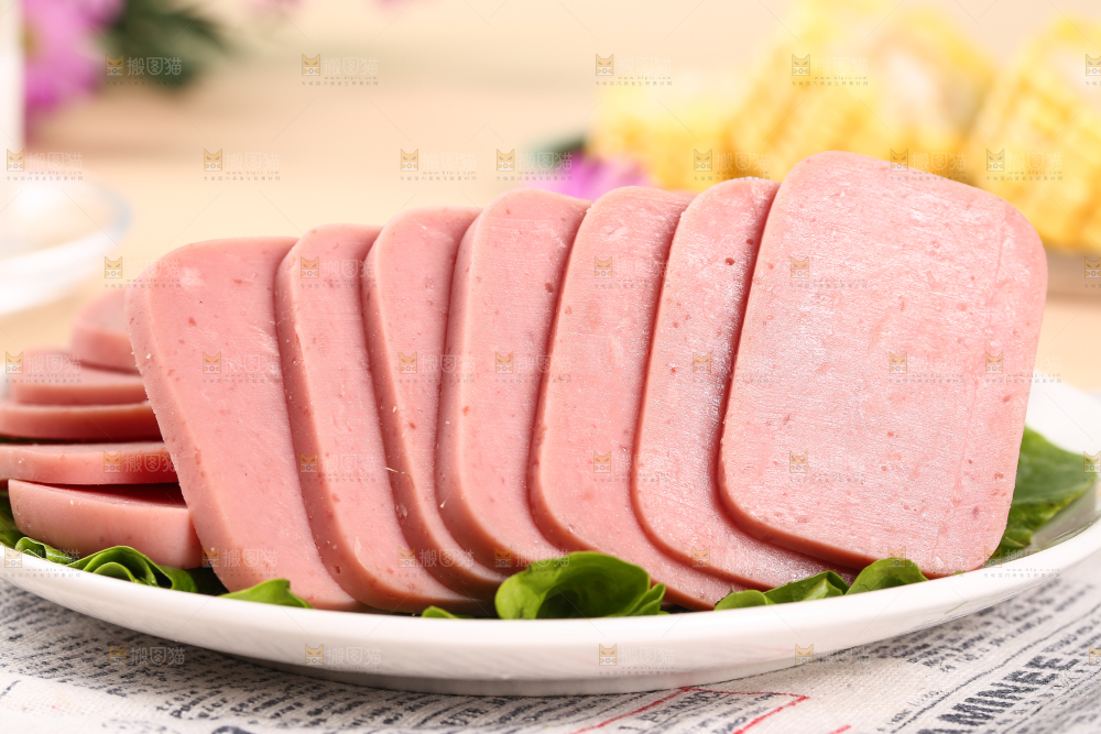 一盘午餐肉切片