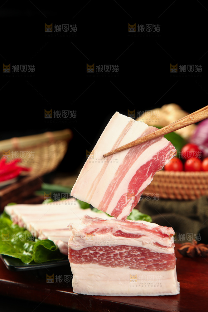 筷子上夹着五花肉片