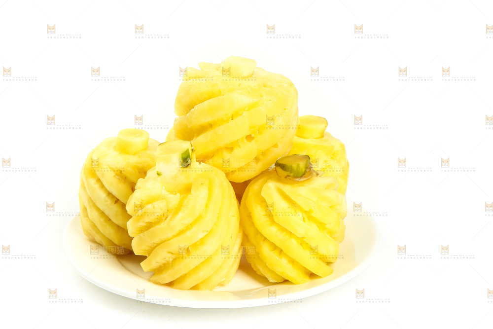 白底上放着一盘香水小菠萝