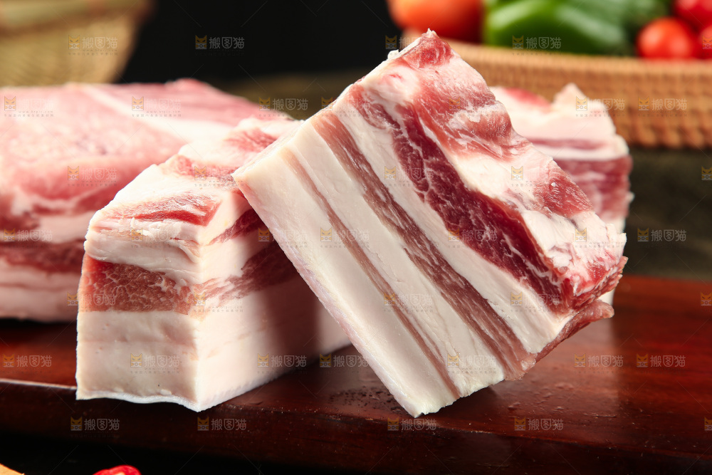 木板上放着五花咸肉