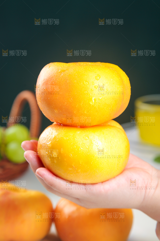 手拿着的油蟠桃