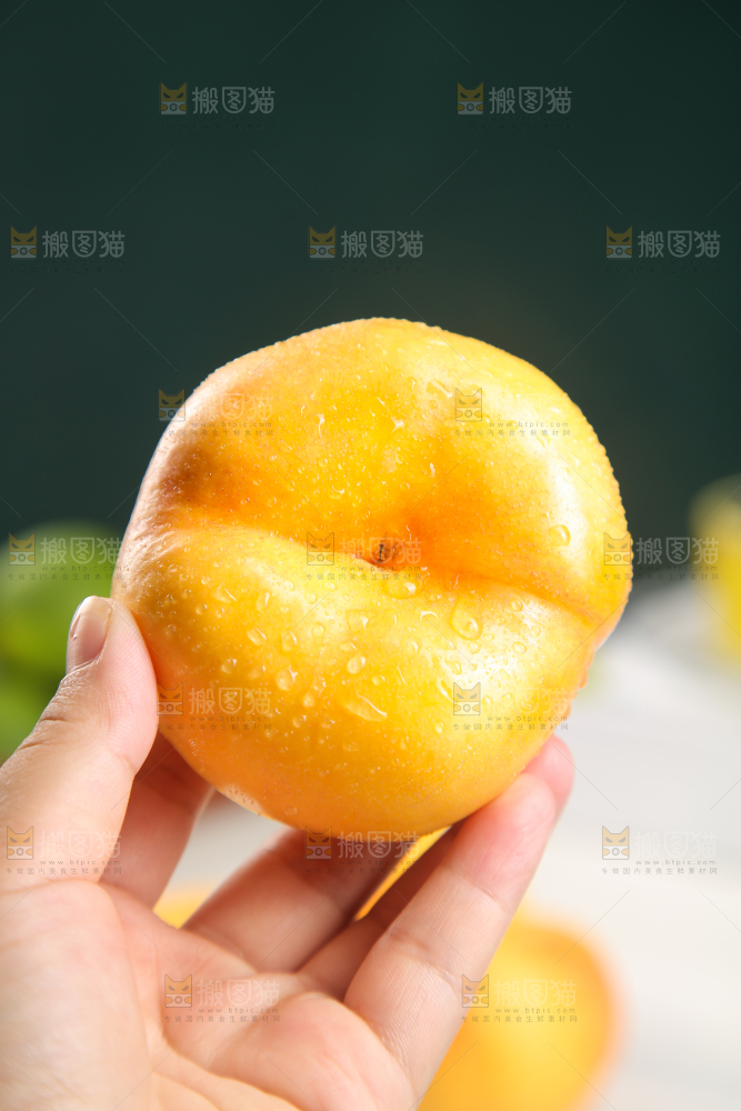 手拿着的黄蟠桃