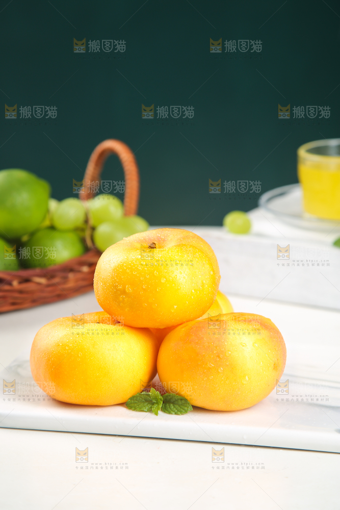 石板上放着黄蟠桃