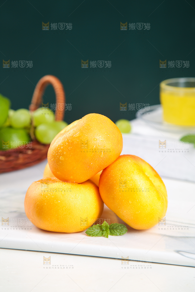 石板上放着黄蟠桃
