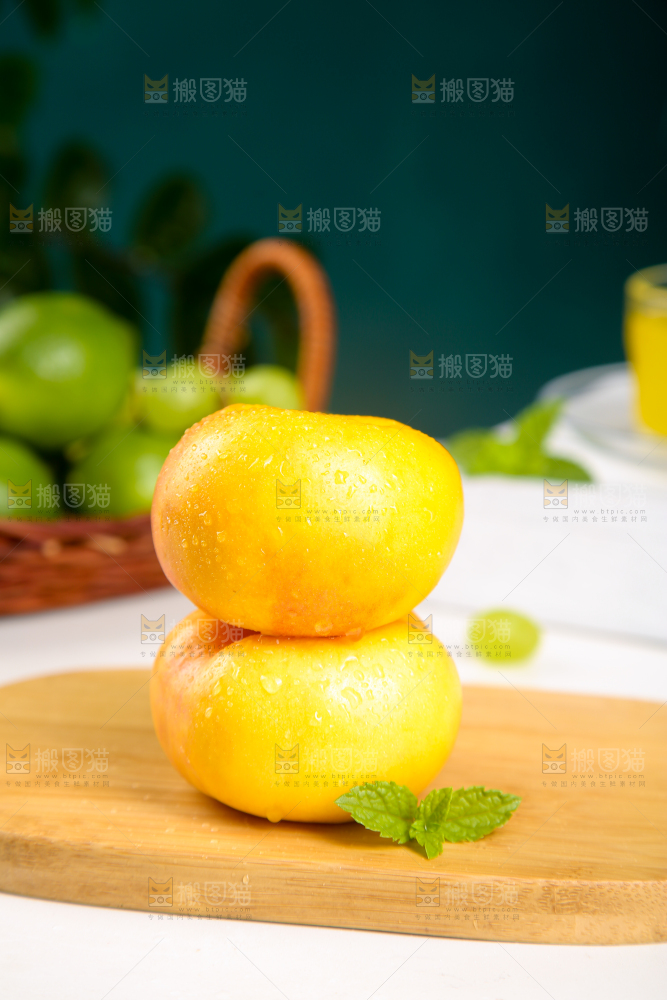 木板上放着山东黄金蟠桃