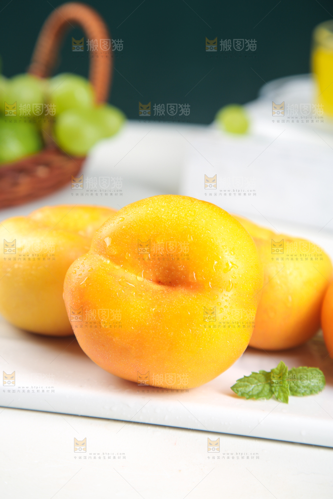石板上放着黄蟠桃