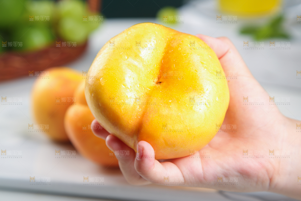 手拿着的油蟠桃