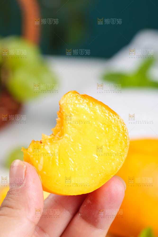 手上拿着的黄蟠桃果肉