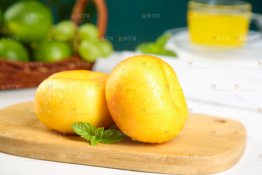 木板上放着山东黄金蟠桃