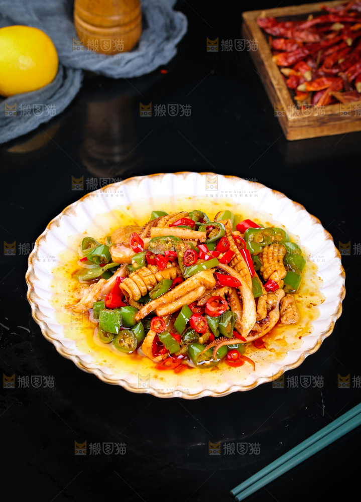 黑底上放着一盘青椒炒鱿鱼