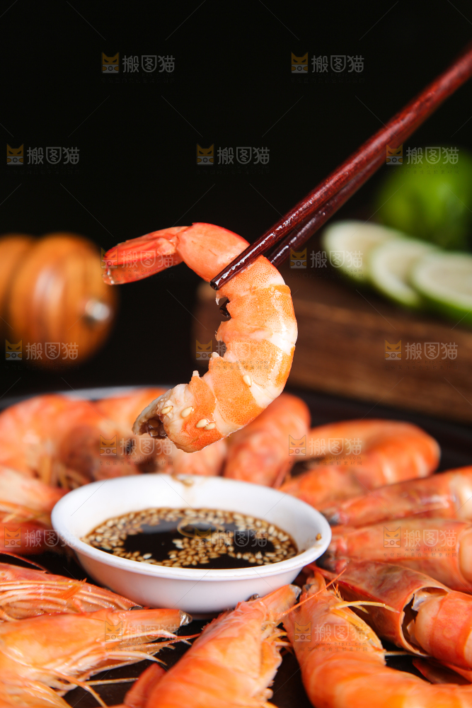 筷子上夹着白灼对虾