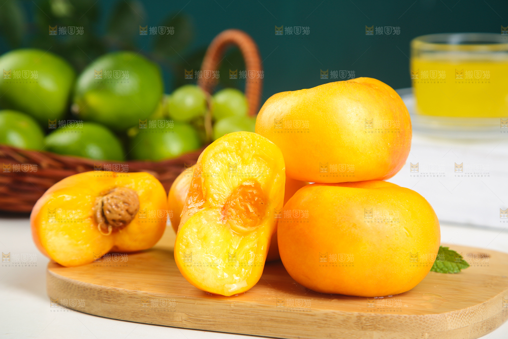木板上放着黄金油蟠桃