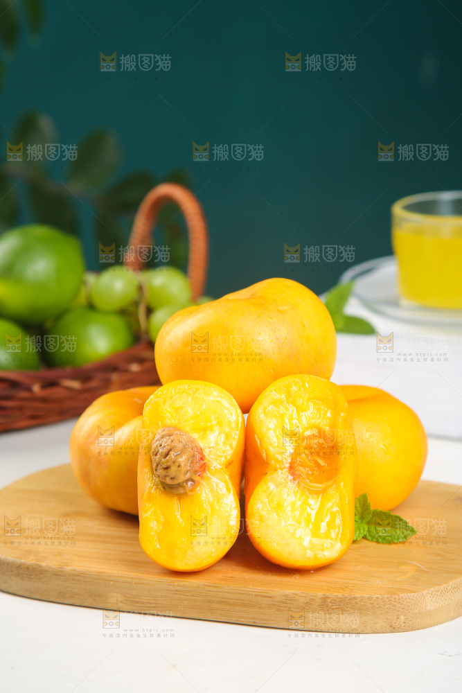 木板上放着黄金油蟠桃