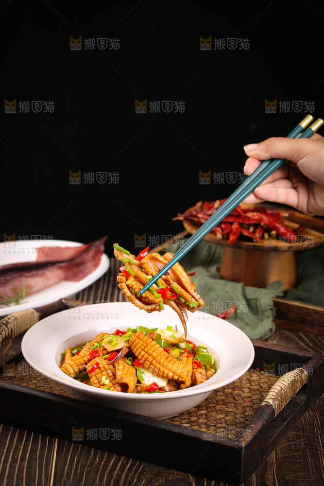 筷子上夹着的香辣鱿鱼