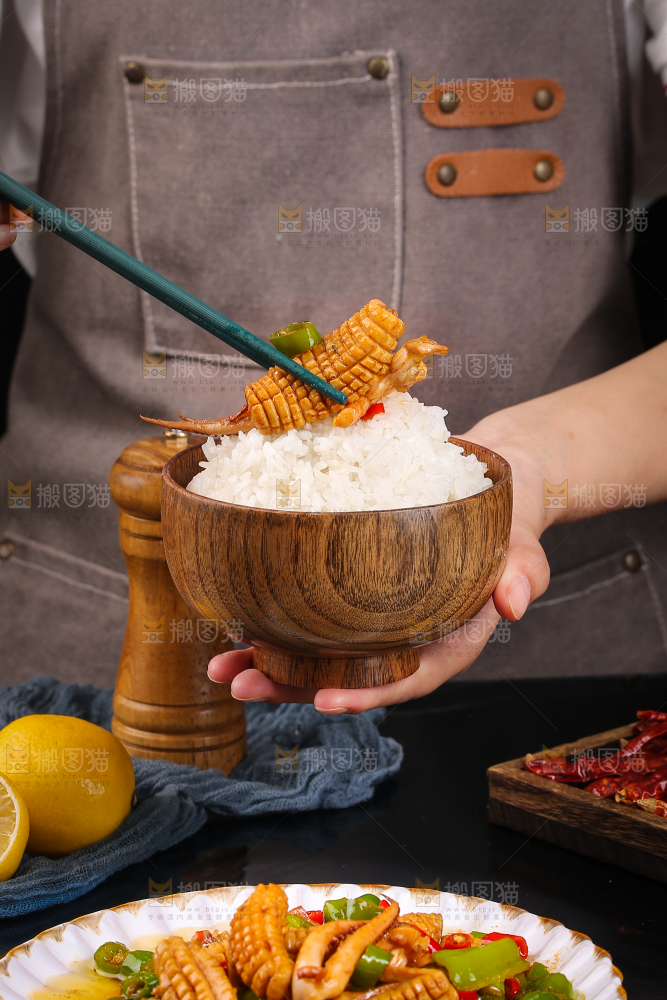 筷子上夹着的香辣鱿鱼