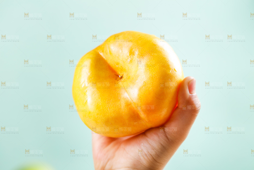 手上拿着黄蟠桃