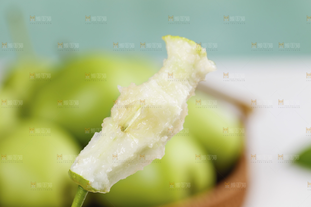 手上拿着早酥梨核