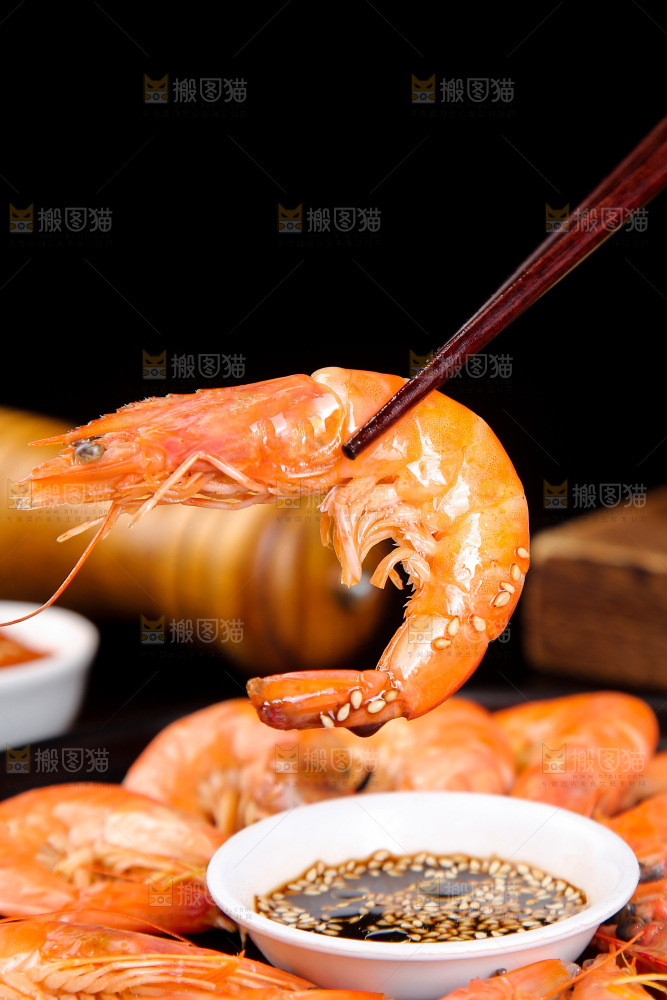 筷子上夹着白灼对虾