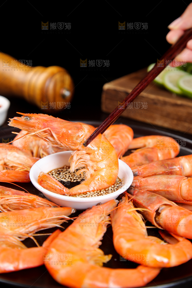 筷子上夹着白灼对虾