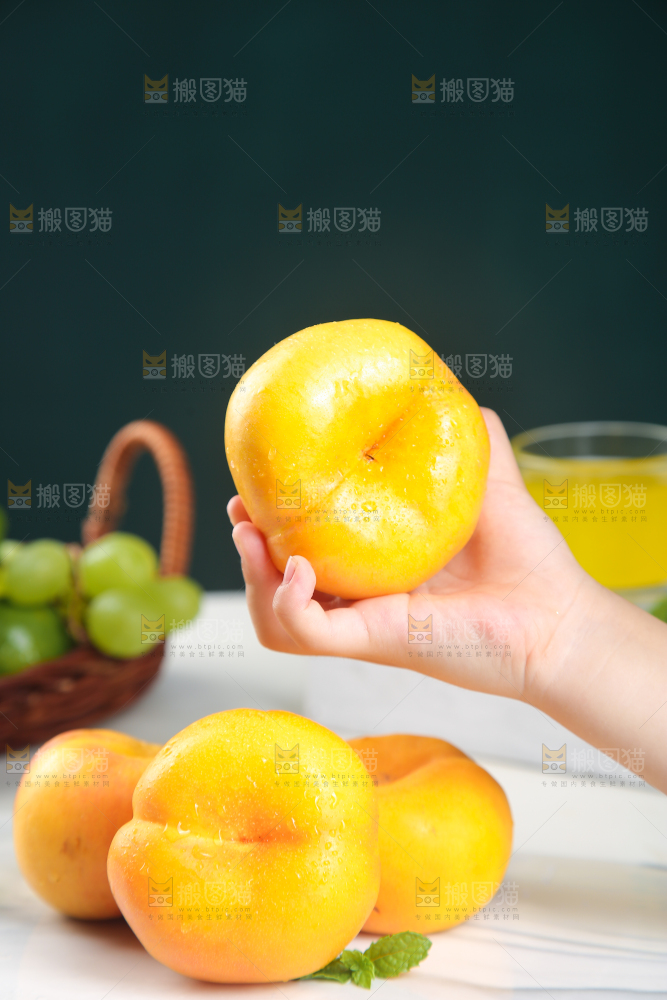 手拿着的油蟠桃