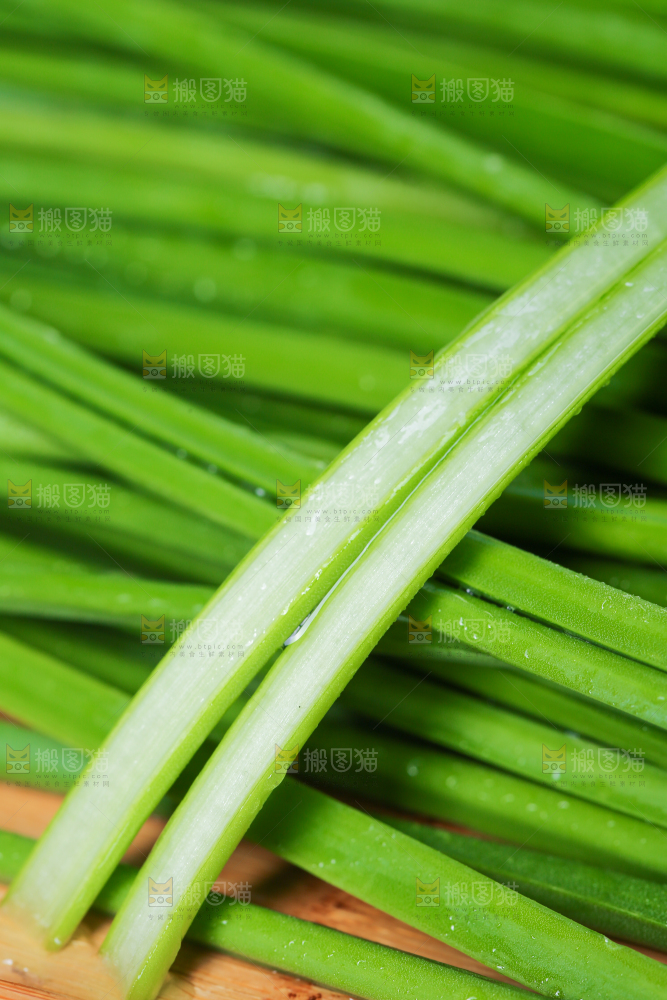 木底上放着韭菜苔