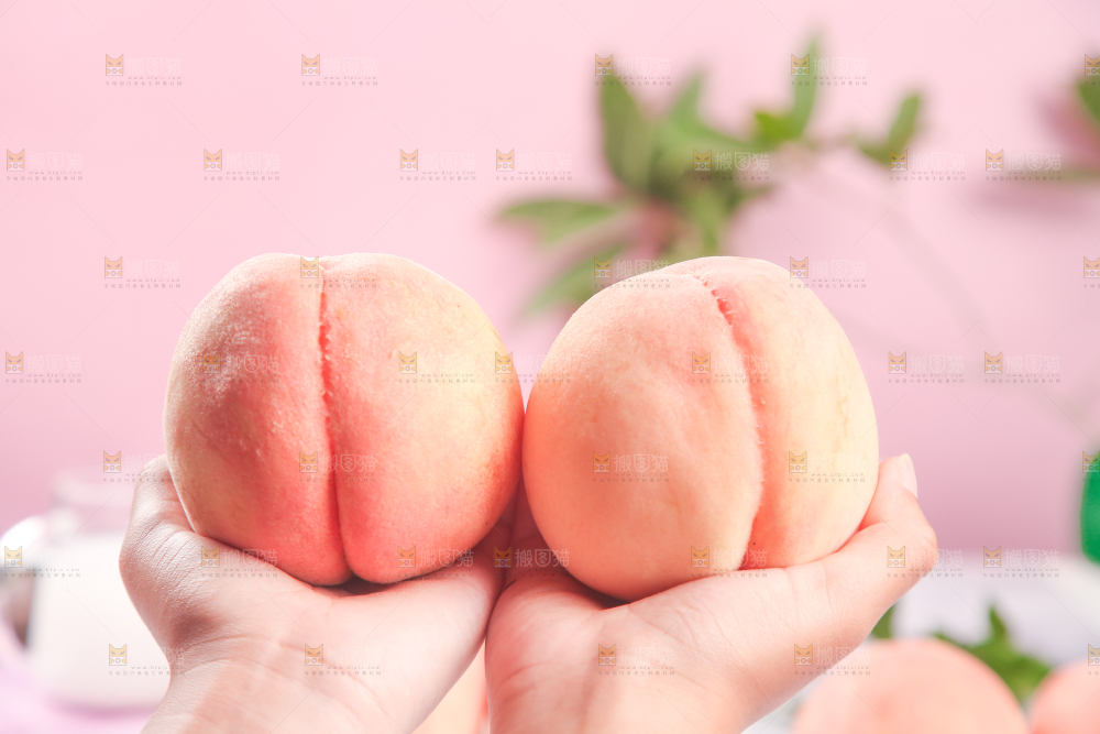 手捧着阳山水蜜桃