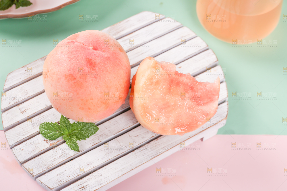 浅底上放着无锡水蜜桃
