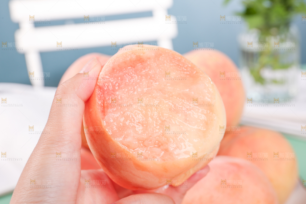 手上拿着的水蜜桃