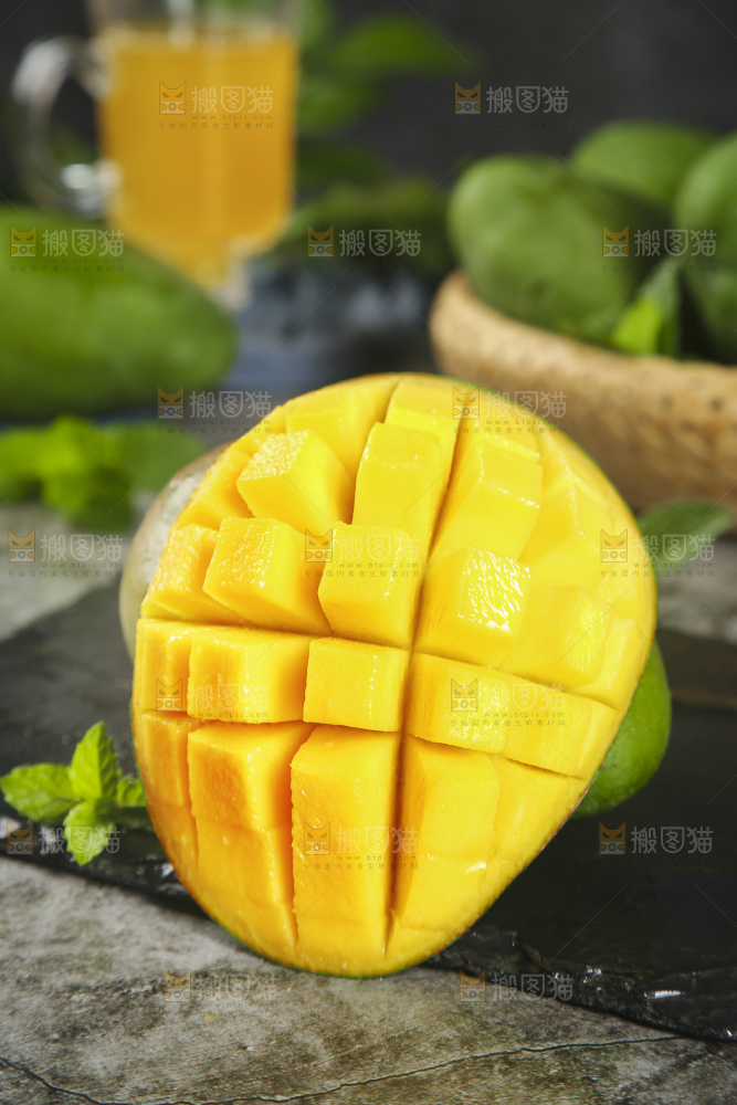 黑板上放着切开的攀枝花凯特芒