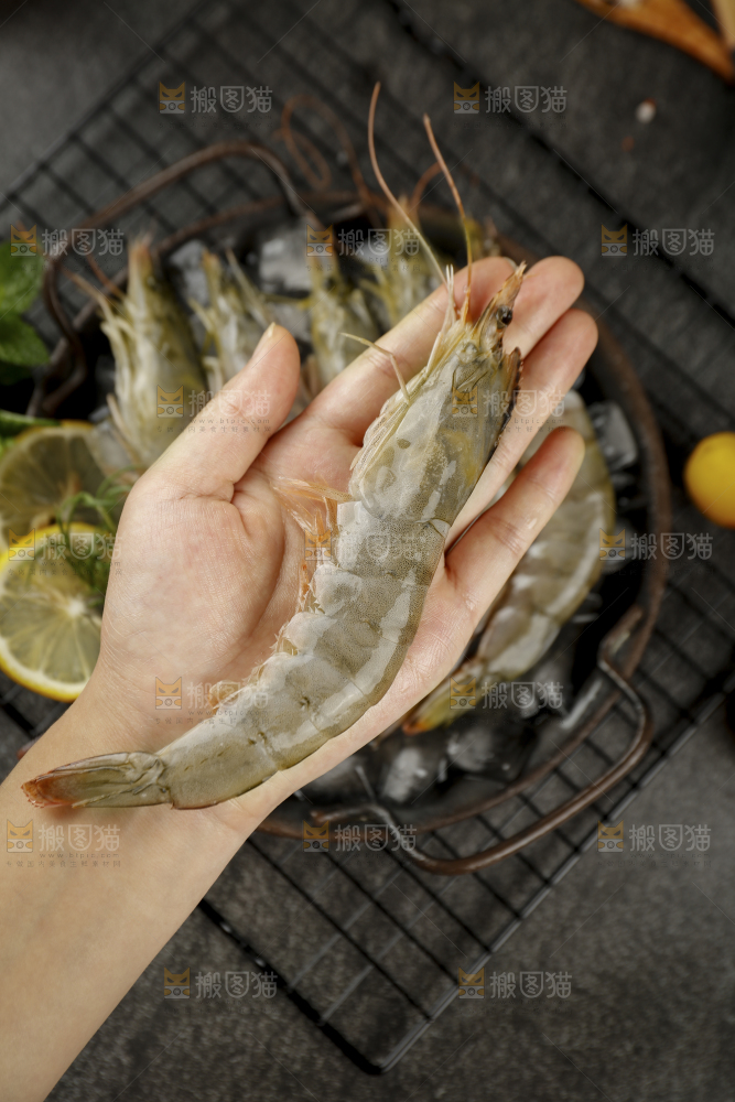 手上捧着大虾