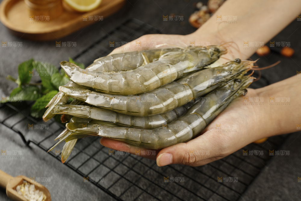 手上捧着大虾