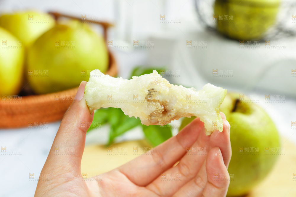 手上拿着的玉露香梨
