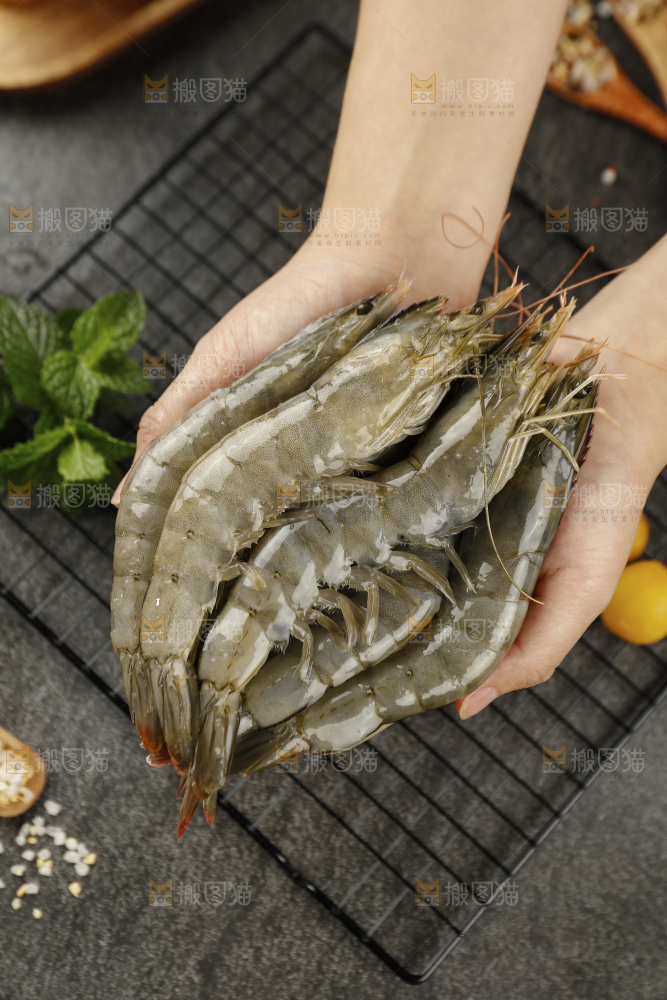 手上捧着大虾