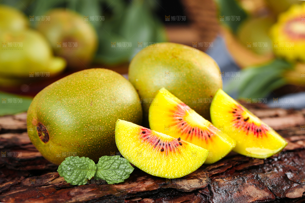 木底上放着新鲜奇异果