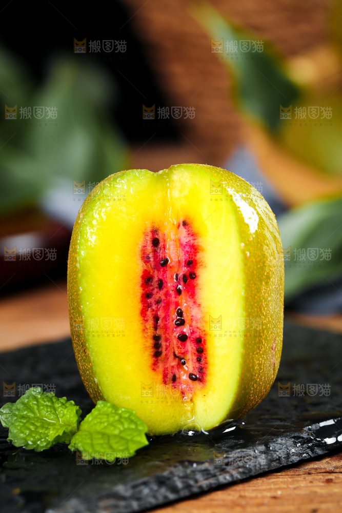 木底上放着新鲜奇异果
