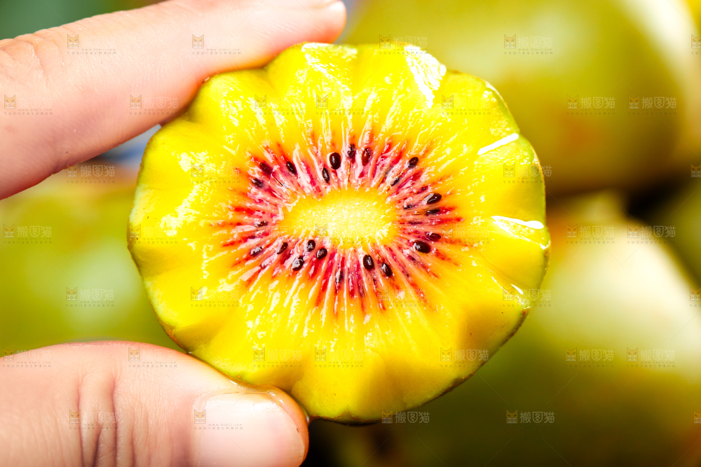 木底上放着新鲜奇异果
