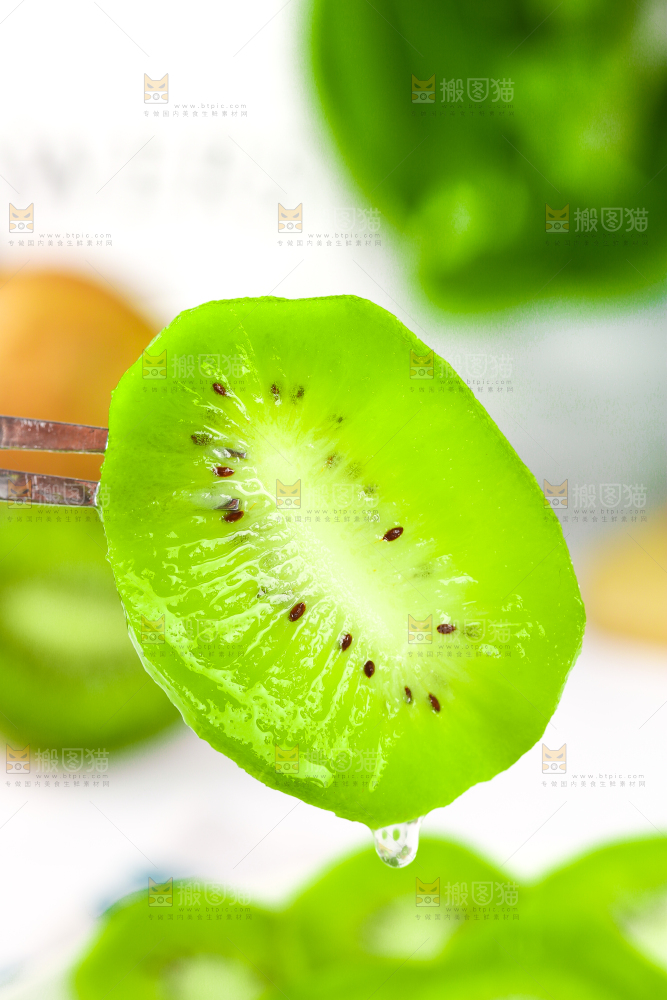 白底上放着新鲜奇异