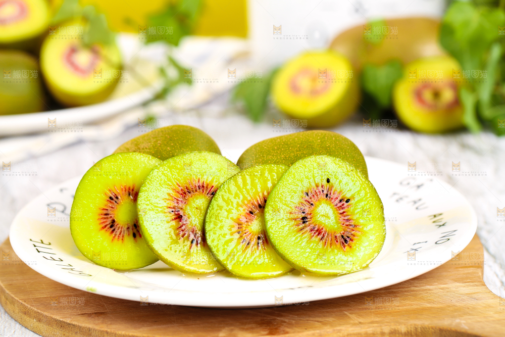 碟子里的奇异果
