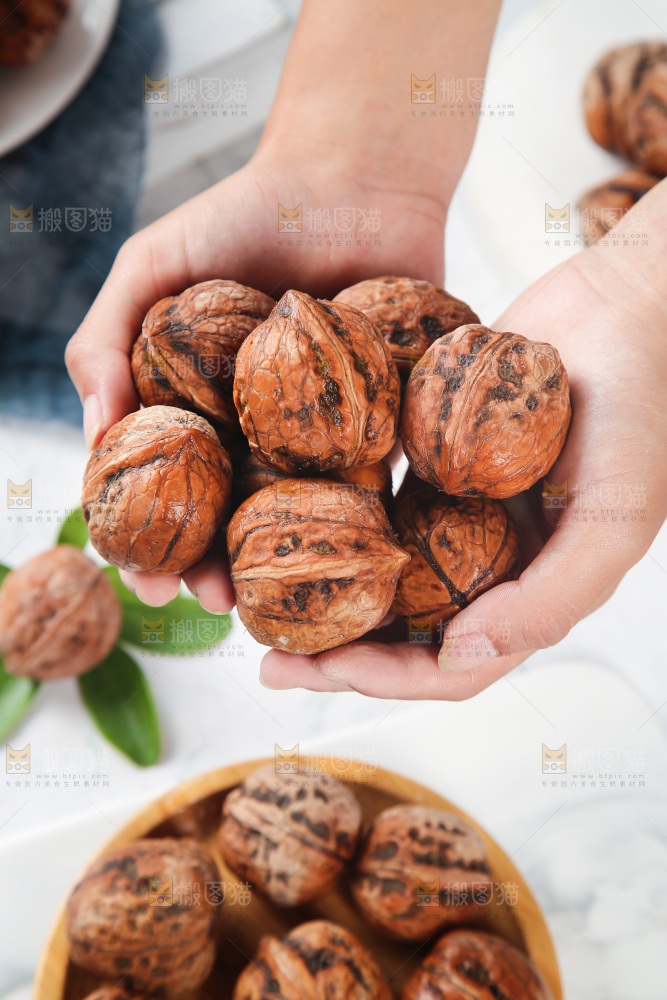 手捧着新鲜湿核桃