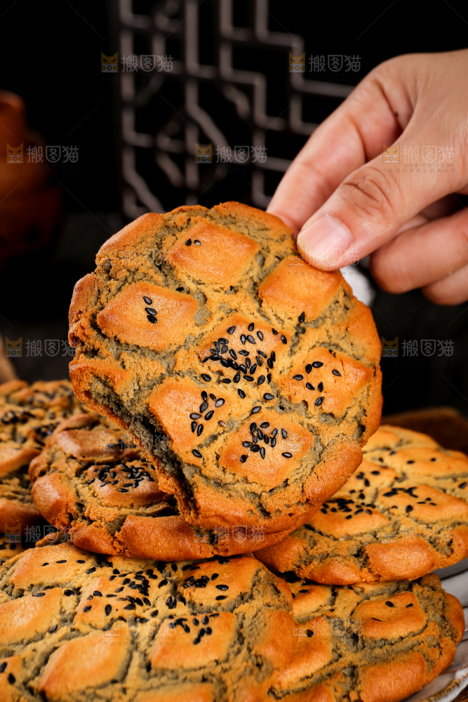 手拿着铁棍山药桃酥