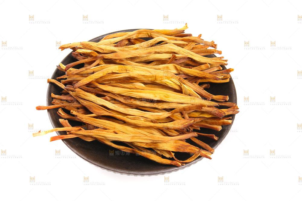 白底上盘子里的黄花菜