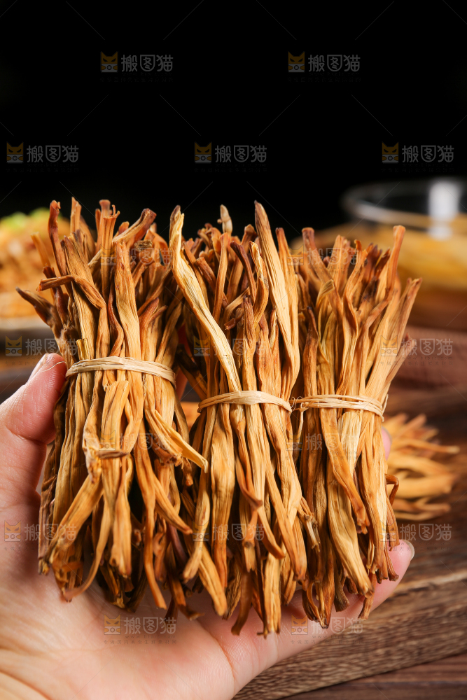 手拿着黄花菜干