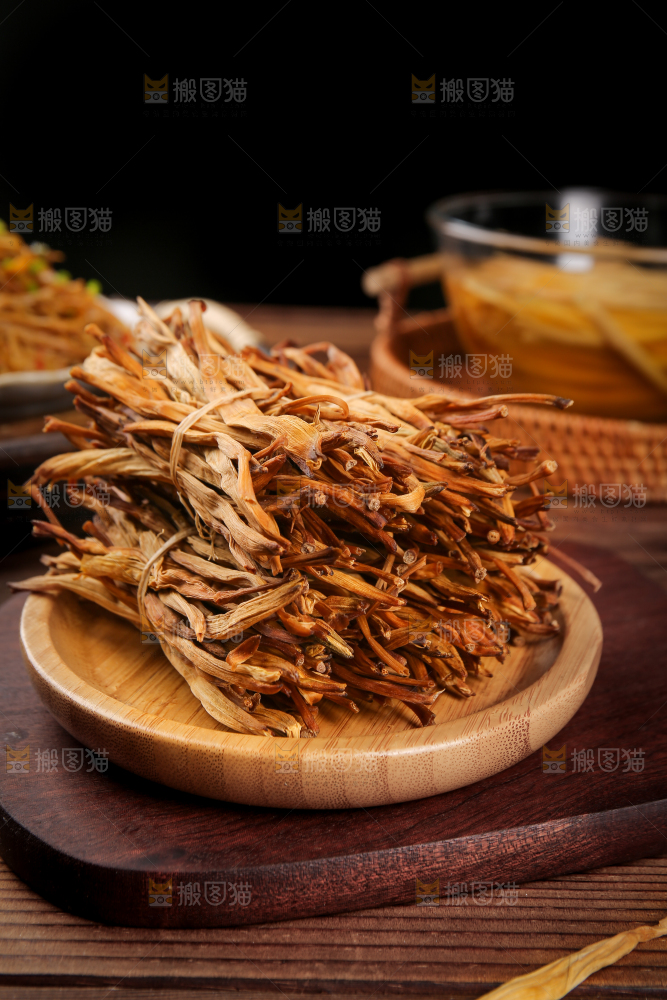 木盘子里的黄花菜