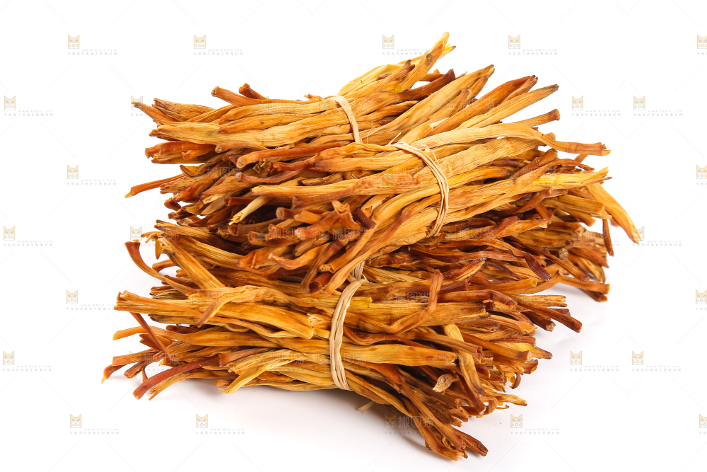 白底上摆放的干黄花菜